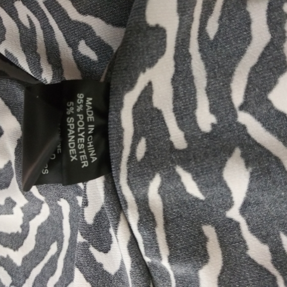 ❤️6 items for $25 sale!!❤️ Vince Camuto Animal Print Blouse - Picture 5 of 5